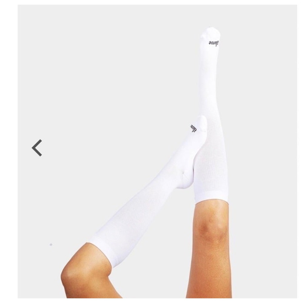 Clove White Compression Socks 20-30mmHg Knee High Size Medium SOXMWH New